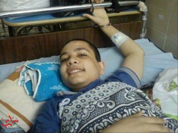  صهيب عماد وهو مقيد في سرير بالمستشفى إثر خضوعه لعملية في ركبته اليمنى