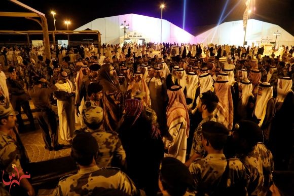  الأمير خالد الفيصل يفتتح سوق عكاظ ويسجل إعجابه بعرض "نقش من هوازن.