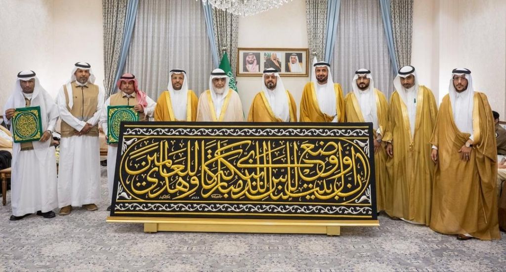 نيابةً عن خادم الحرمين الشريفين.. نائب أمير منطقة مكة المكرمة يُسلّم كسوة الكعبة المشرفة لسدنة بيت الله الحرام