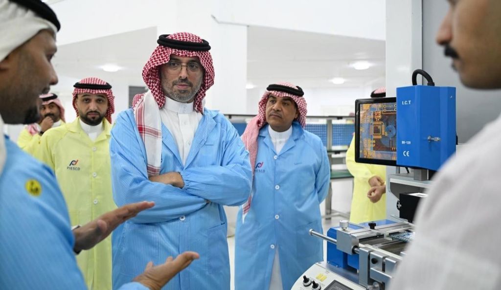 محافظ جدة يطّلع على مشروعات المدينة الصناعية الأولى ويزور عددًا من المنشآت الصناعية والإنتاجية