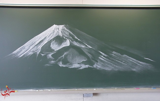 On the other end of the spectrum, though no less nuanced, is this minimalist approach to Mt. Fuji, created by two students from the Miko Sakuranomaki High School in the Ibaraki Prefecture. Using just white chalk, they managed to capture the iconic, snow-covered slopes of Japan's famous mountain.