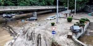 بالصور.. فيضانات جورجيا تقتل 8 أشخاص وتتسبب بهروب حيوانات مفترسة