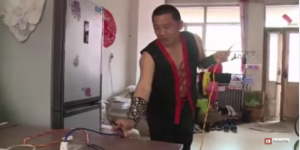 رجل صيني بتمرير تيار كهربائي عبر جسده ليتمكن من شواء النقانق.