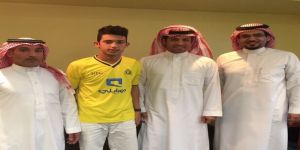 متعب حماد يوقع فى كشوفات فريق كرة القدم لدرجة الشباب بنادي النصر