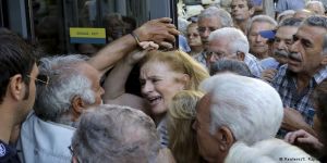 اليونان: محنة يومية لسحب مبلغ ستين يورو