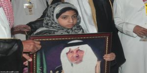 خالد الفيصل يتلقى لوحة هدية من طفلة لاهتمامه بمدينتها