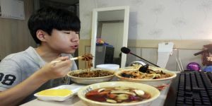 صور: فتى كوري يتناول العشاء أمام آلاف المشاهدين ويربح 1500 دولار يومياً