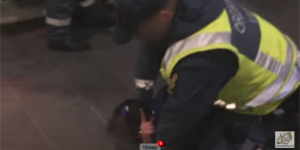 فيديو :: شرطي سويدي يخنق طفلا مسلم وسط صيحاته بالشهاده !