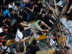 صدامات جديدة في هونج كونج.. ومتظاهرون يعيدون احتلال موقع بعد طردهم منه