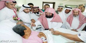 الشيخ عبد الرحمن السديس خلال زيارته مصابي حادثة الحرم في مستشفى النور في مكة