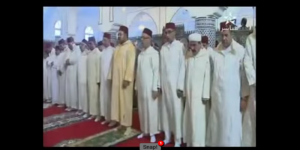 ‫إمام مسجد ينسى الفاتحة في صلاة الجمعة بحضور ملك المغرب‬