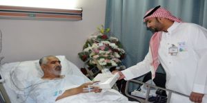 جمعية "زمزم" تزور وتقدم الهدايا لـ 60 مريضاً بمستشفيات جدة