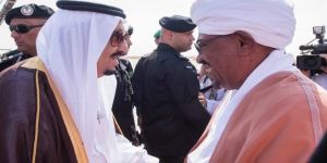خادم الحرمين يستقبل الوفود المشاركين في قمة الرياض