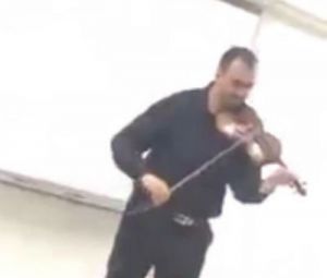 عزف آلة كمان يستبب في إيقاف معلم في« جامعة الأمير محمد بن فهد»