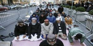 مسلمون يؤدون الصلاة أمام مقر ترامب احتجاجاً على تصريحاته
