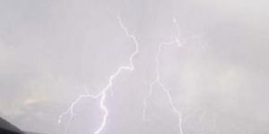 نجاة شاب سعودي بعد إصابته بصاعقة رعدية