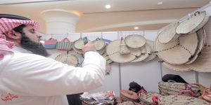 صناعة الخوص حرفة قديمة حاضرة في مهرجان قوت للتمور في بريدة