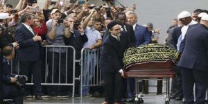 الآلاف يحضرون صلاة الجنازة على جثمان محمد علي