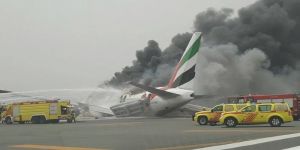 عاجل - نشوب حريق بطائرة طيران الإمارات بعد خروجها عن المدرج في مطار دبي قادمة من الهند
