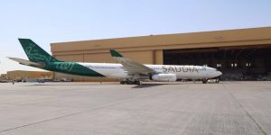 "السعودية" تزين إحدى طائراتها بشعار أخضر مستلهم من راية الوطن