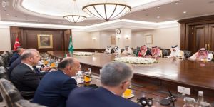سمو ولي العهد ورئيس وزراء تركيا يعقدان اجتماعاً ثنائياً