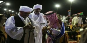 فخامة الرئيس عمر حسن البشير رئيس جمهورية السودان يمنح معالي الدكتور بندر آل فهيد وسام النيلين من الطبقة الأولى