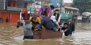 مصرع عشرة أشخاص جراء فيضانات غرب إندونيسيا