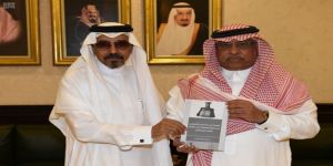 كرسي الملك سلمان لدراسات تاريخ مكة يصدر كتاب الإضاءة في الحرمين الشريفين