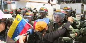 رئيس فنزويلا يمدد الطوارئ ومجلس الأمن يبحث الأزمة