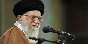 خامنئي يدعم تهديدات روحاني بوقف صادرات النفط من الخليج