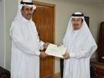 السواط يقدم شهادة شكر لمدير تعليم الطائف نيابة عن الأمير سلطان بن سلمان 
