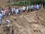 17قتيلا وعشرات المفقودين بعد أن دمر انهيار أرضي قرية اندونيسية