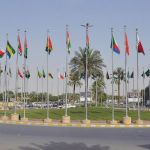 أعلام الدول المشاركة في القمم الثلاث تزين شوارع ميادين جدة ومكة المكرمة