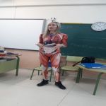 معلمة إسبانية تستخدم جسدها لتعليم تلاميذها علم التشريح!