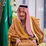 خادم الحرمين الشريفين يتسلم قلادة (أبي بكر الصديق رضي الله عنه) من الطبقة الأولى من المنظمة العربية للهلال الأحمر والصليب الأحمر تقديراً لجهوده الدبلوماسية الإنسانية على المستوى الإقليمي والدولي