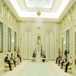 سمو ولي العهد يلتقي برئيس الوزراء اليوناني