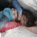 الآء فتاة تحتضن أخيها الصغير تحت أنقاض زلزال سوريا
