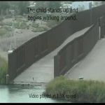 فيديو صادم يوثق ترك طفل عمره عام على الحدود بين المكسيك وأمريكا