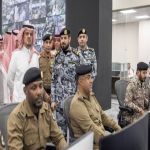 نائب أمير مكة يشارك رجال الأمن الإفطار ويطلع على مركز عمليات المسجد الحرام