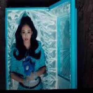 جيني من BLACKPINK في إطلالة موسيقية مختلفة.. فيديو بتصوير سينمائي