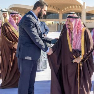 الرئيس السوري يغادر الرياض وفي مقدمة مودعيه أمير المنطقة