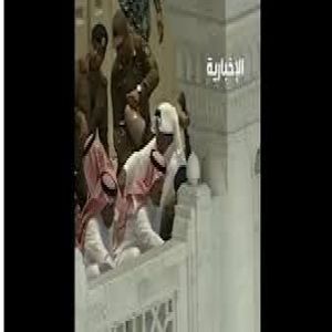 نائب أمير مكة يشارك الإفطار مع المصلين والمعتمرين في الحرم المكي