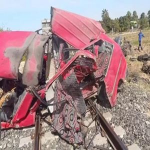 حادث مأساوي بمصر.. مصرع 8 أشخاص وإصابة 12 في تصادم قطار بحافلة صغيرة