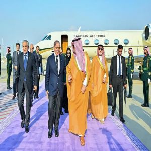 رئيس الوزراء الباكستاني يصل جدة ونائب أمير مكة في استقباله