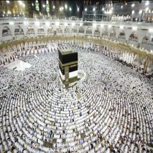 المسجد الحرام يمتلئ بالمصلين في فجر 25 رمضان