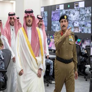 الأمير عبدالعزيز بن سعود يقف على سير العمل في مركز عمليات أمن المسجد الحرام