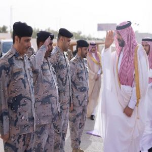 أمير الحدود الشمالية يعايد ضباط وأفراد حرس الحدود بالمنطقة