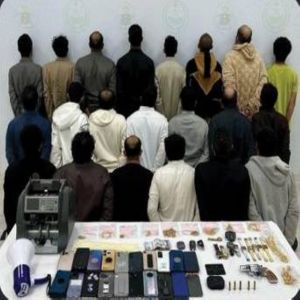 الرياض: القبض على 21 شخصاً لانتحالهم صفة غير صحيحة وسرقة المارة والمنازل
