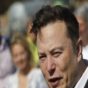 ماسك يهاجم مستشار ترامب الاقتصادي ويشكك في كفاءته