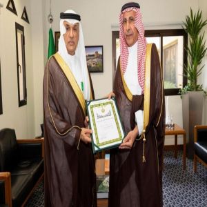 إنفاذًا للأمر الملكي.. الرئيس التنفيذي للهيئة الملكية لمدينة الرياض يُسلِّم الفوزان والشايع وسام الملك عبدالعزيز من الدرجة الرابعة